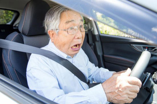 高齢ドライバー「ペダル踏み間違い」事故の原因は、運転中の姿勢にあった!?